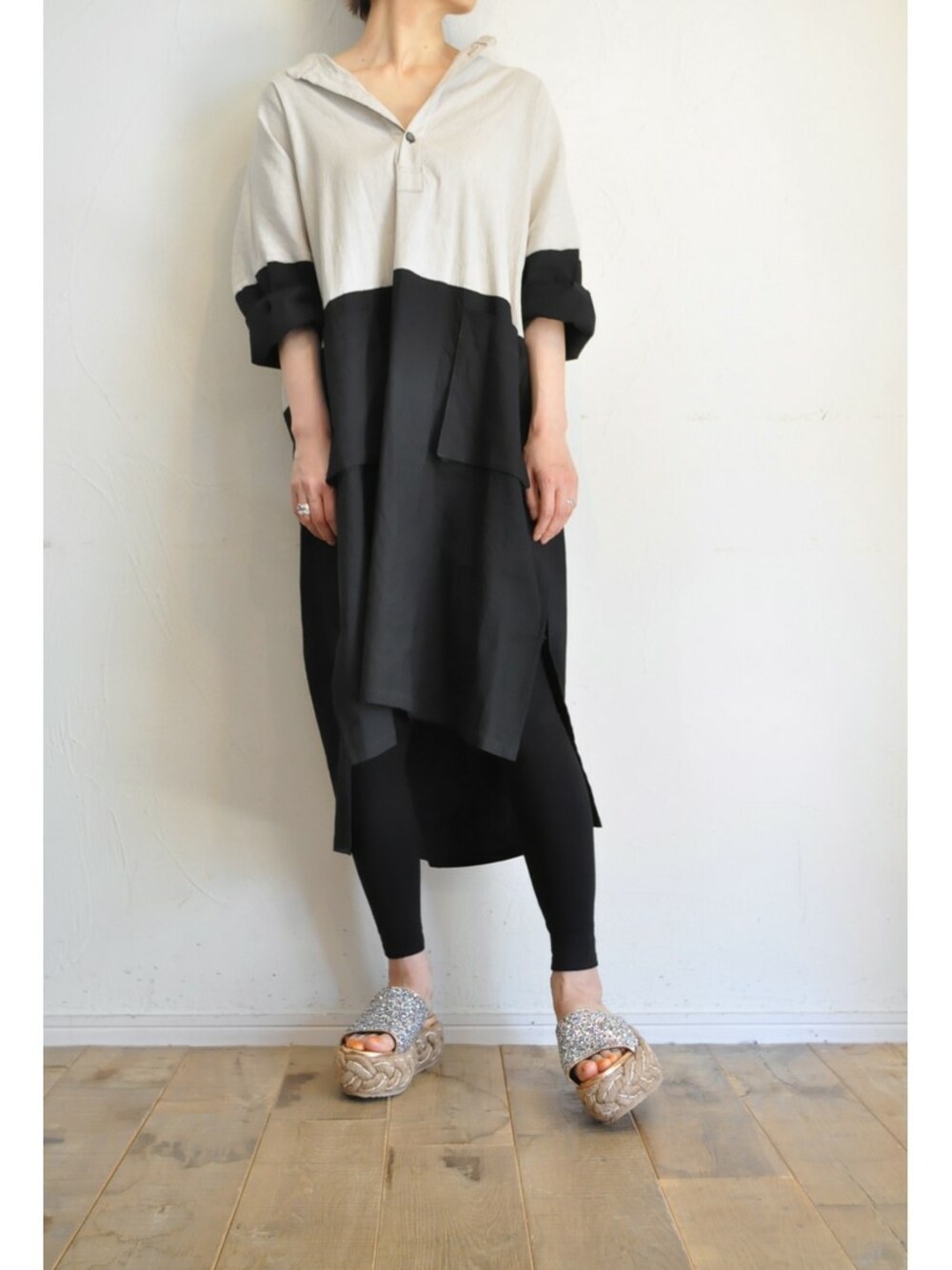 ホワイト系のワンピース、シルバー系のサンダルを着用したレディースの夏コーディネートの1枚目の写真