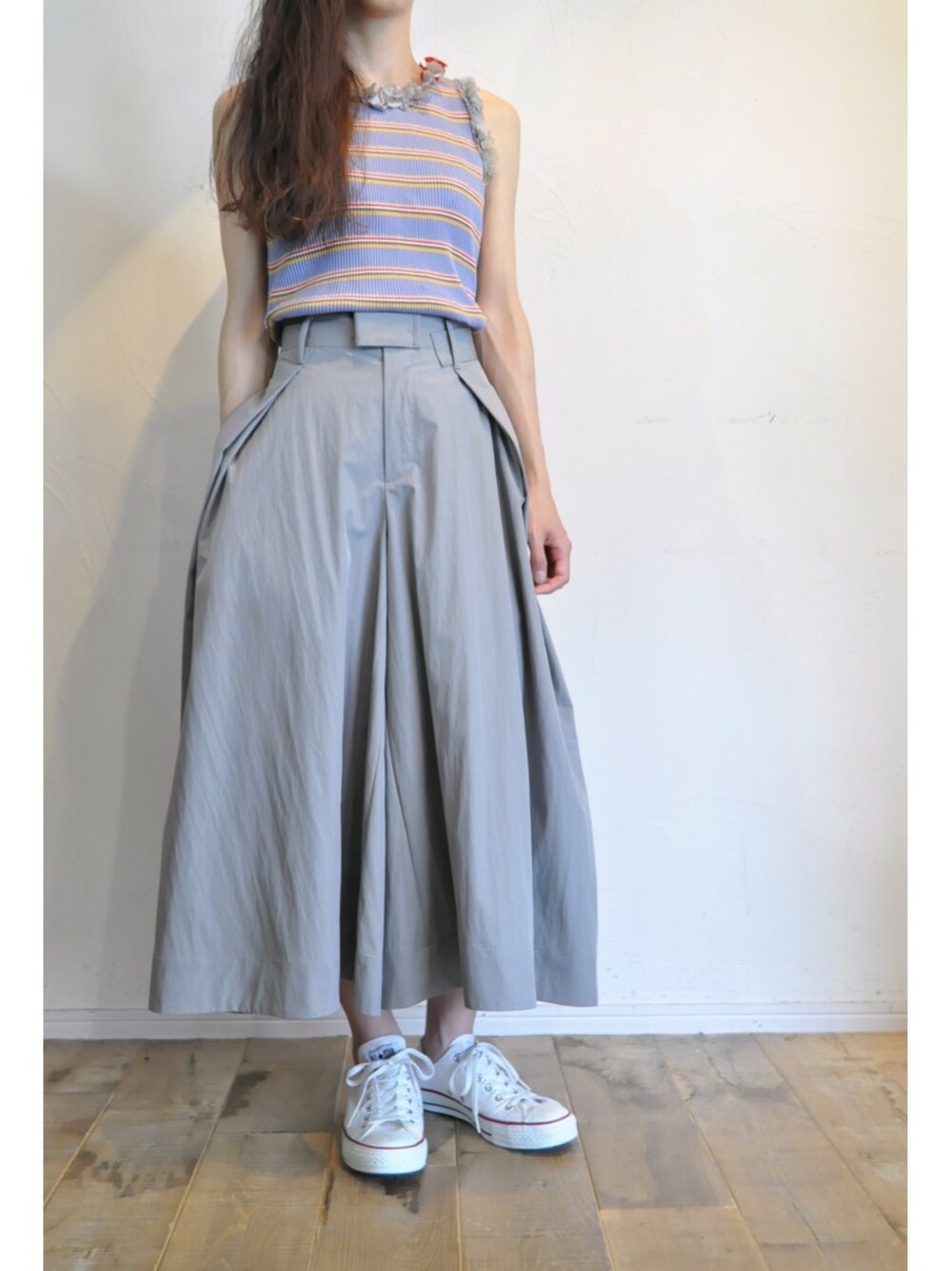 グレー系のその他パンツ、ブルー系のタンクトップを着用したレディースの夏コーディネートの1枚目の写真
