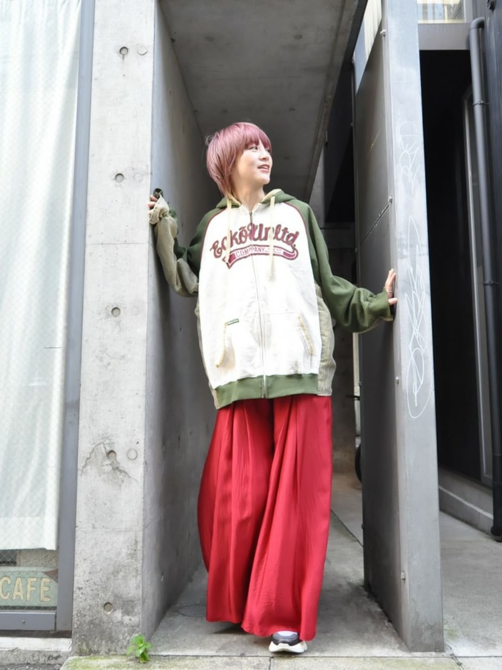 ホワイト系のパーカー、レッド系のその他パンツを着用したレディースの秋コーディネートの1枚目の写真