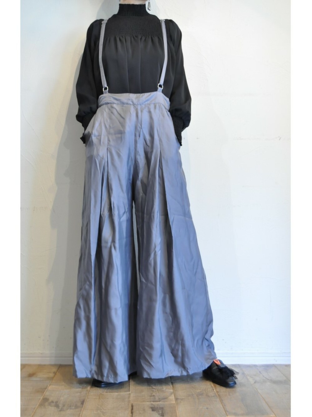 ブラック系のシャツ/ブラウス、グレー系のその他パンツ、ブラック系のサンダルを着用したレディースの秋コーディネートの1枚目の写真
