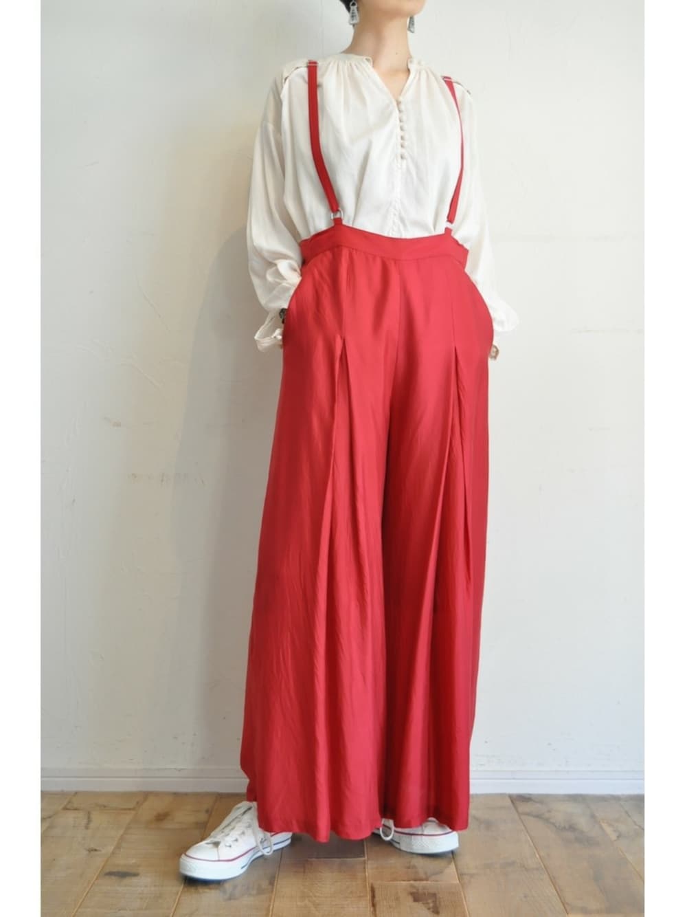 レッド系のその他パンツ、ホワイト系のシャツ/ブラウスを着用したレディースの秋コーディネートの1枚目の写真
