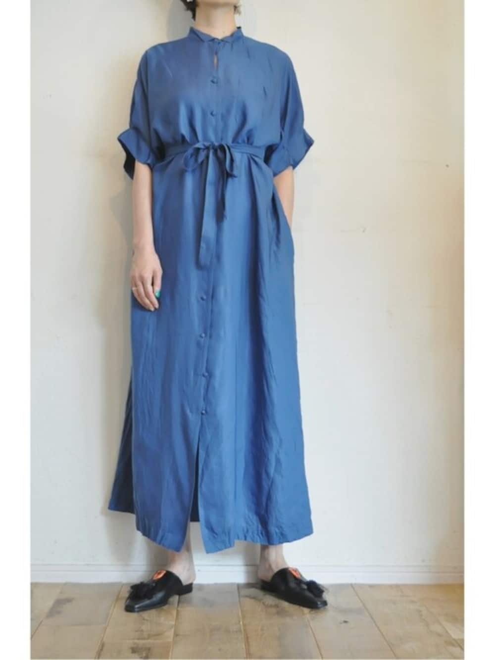 「ブルー、シャツワンピース、青、ウイングカラーシャツ、ロングワンピース、青ワンピース、キュプラ、hippiness、ウイングカラー、ヒッピネス」｜「hippinessのキュプラタックスリーブワンピース（ワンピース、ブルー系）」を使った、chaosbohemiaさん（レディース・165cm）の秋コーディネートの1枚目の写真
