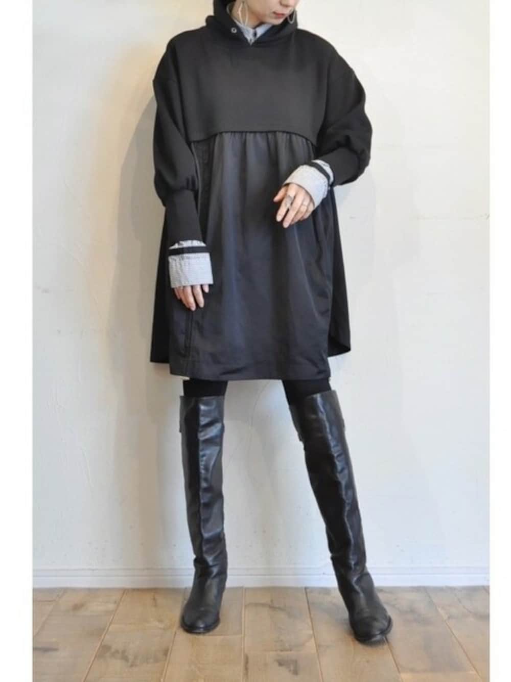 ブラック系のワンピースを着用したレディースの冬コーディネートの1枚目の写真