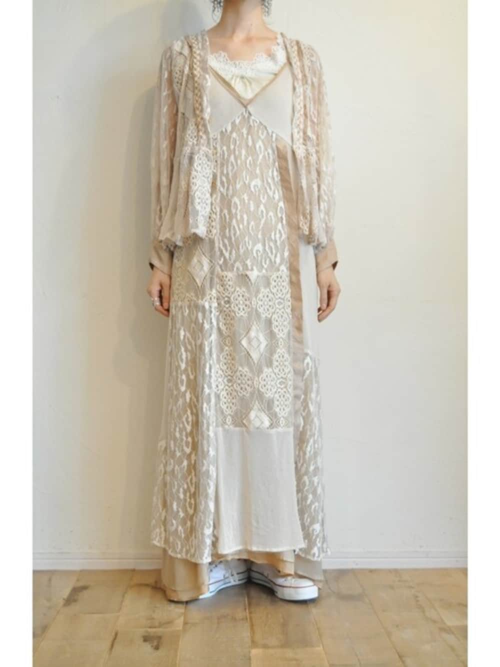 ベージュ系のワンピース、ベージュ系のシャツ/ブラウス、ベージュ系のドレスを着用したレディースの冬コーディネートの1枚目の写真