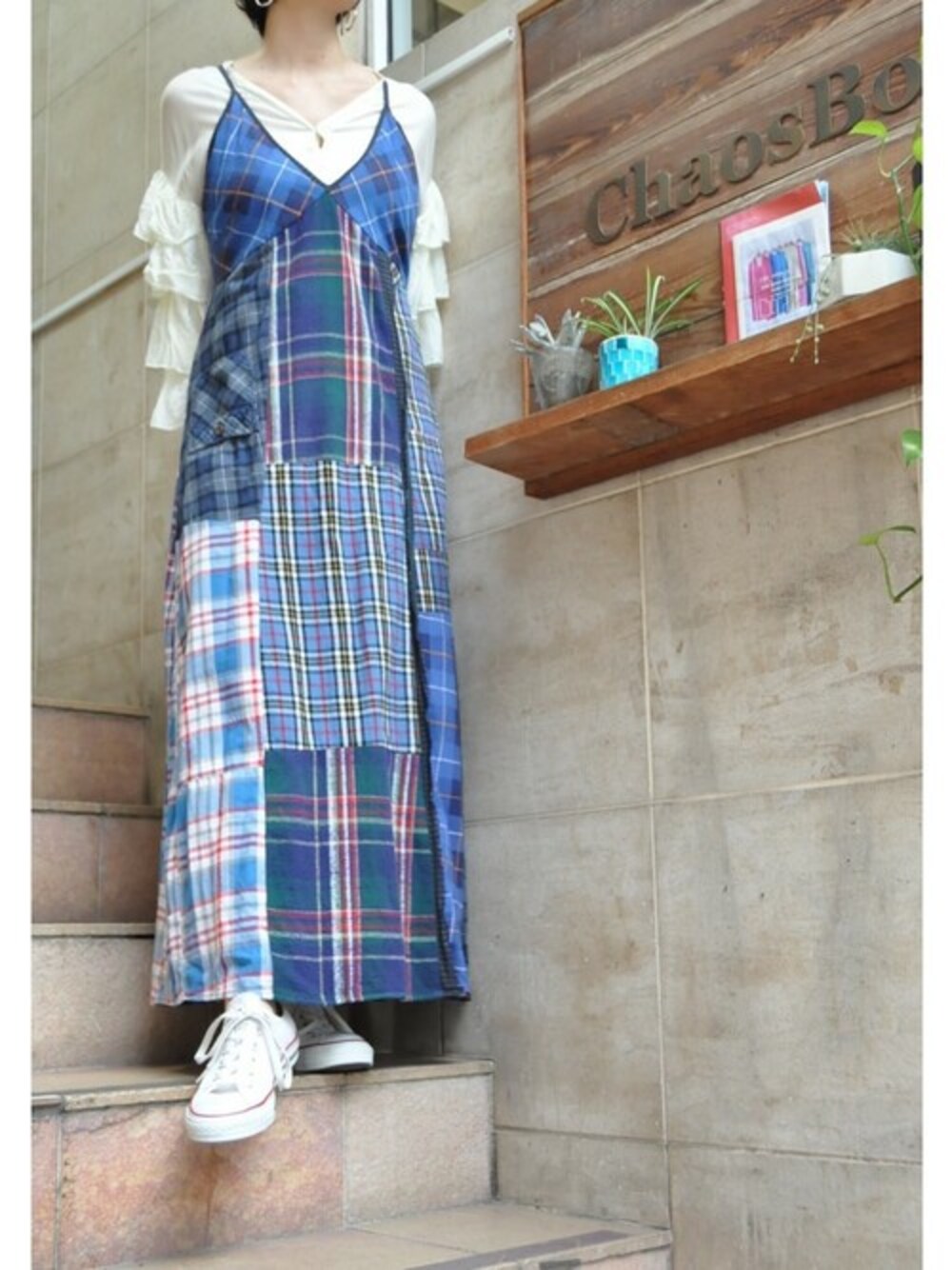 「チェック、ネルシャツ、rehersall、フリル、チェックワンピース、リハーズオール、キュプラ、キャミワンピ、hippiness、ヒッピネス」｜「RehersalLのフランネルシャツキャミソールドレス（ワンピース、ブルー系）」を使った、chaosbohemiaさん（レディース・165cm）の冬コーディネートの1枚目の写真