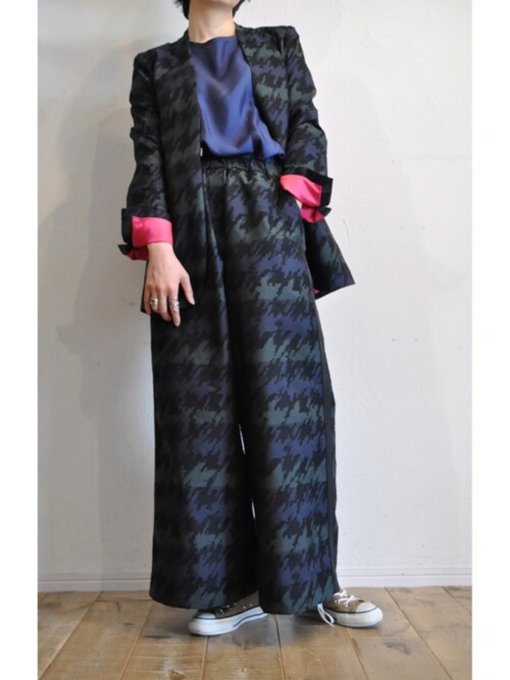 グリーン系のノーカラージャケット、ブルー系のタンクトップ、グリーン系のその他パンツを着用したレディースの冬コーディネートの1枚目の写真