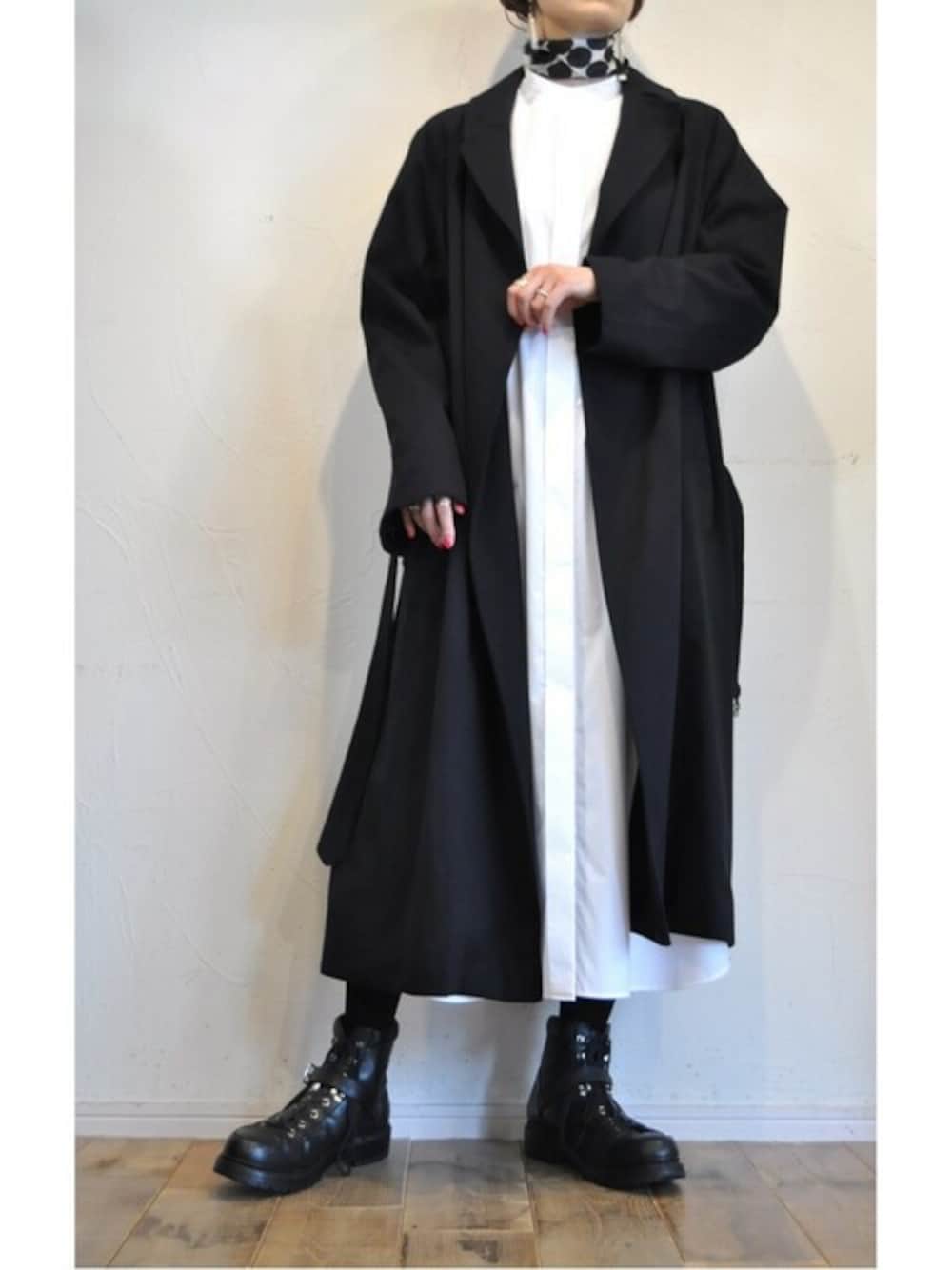 ホワイト系のシャツワンピース、ブルー系のその他アウターを着用したレディースの冬コーディネートの1枚目の写真