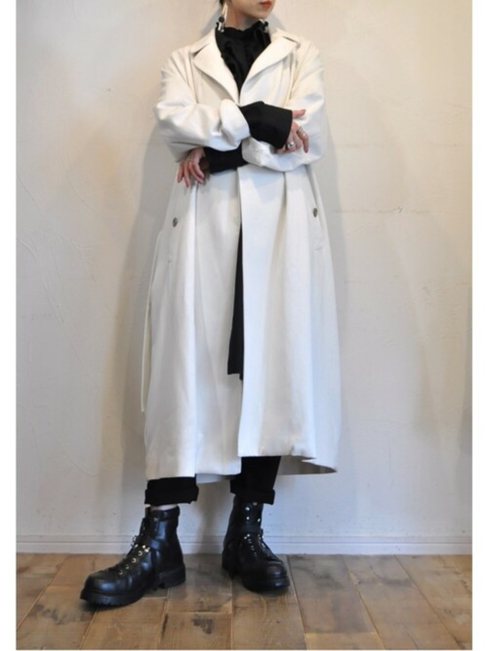 「モノトーン、rehersall、ロングコート、ユニセックス、リハーズオール、モノトーンコーデ、白コート、hippiness、ヒッピネス、M53」｜「--のドリルコート（その他アウター、ホワイト系）」を使った、chaosbohemiaさん（レディース・165cm）の冬コーディネートの1枚目の写真