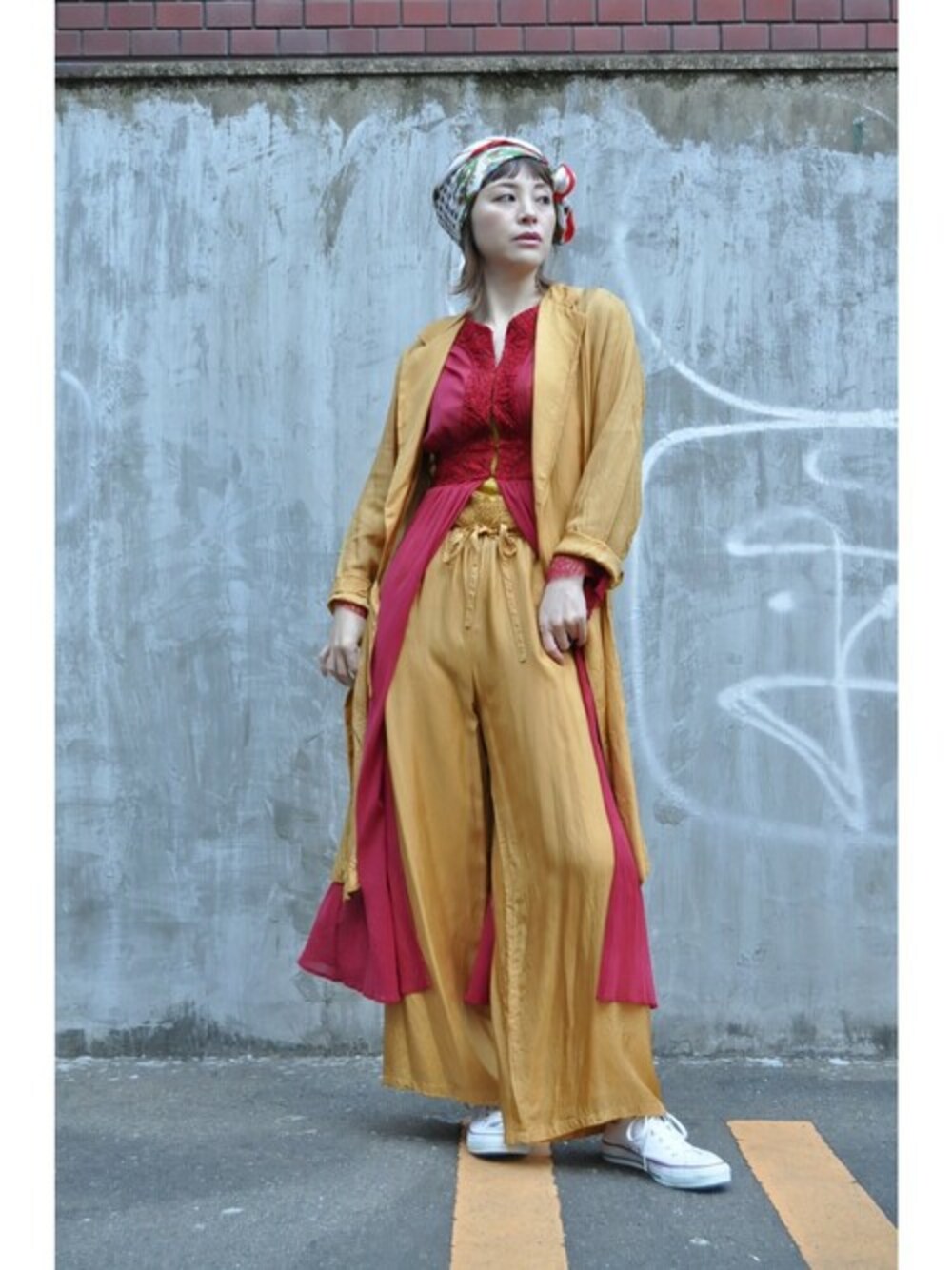 「セットアップ、rehersall、マスタード、ゴールド、キュプラ、hippiness、シャーリングパンツ、カシュクールコート」｜「hippinessのカシュクールコート（その他アウター、ゴールド系）」を使った、chaosbohemiaさん（レディース・168cm）の冬コーディネートの1枚目の写真
