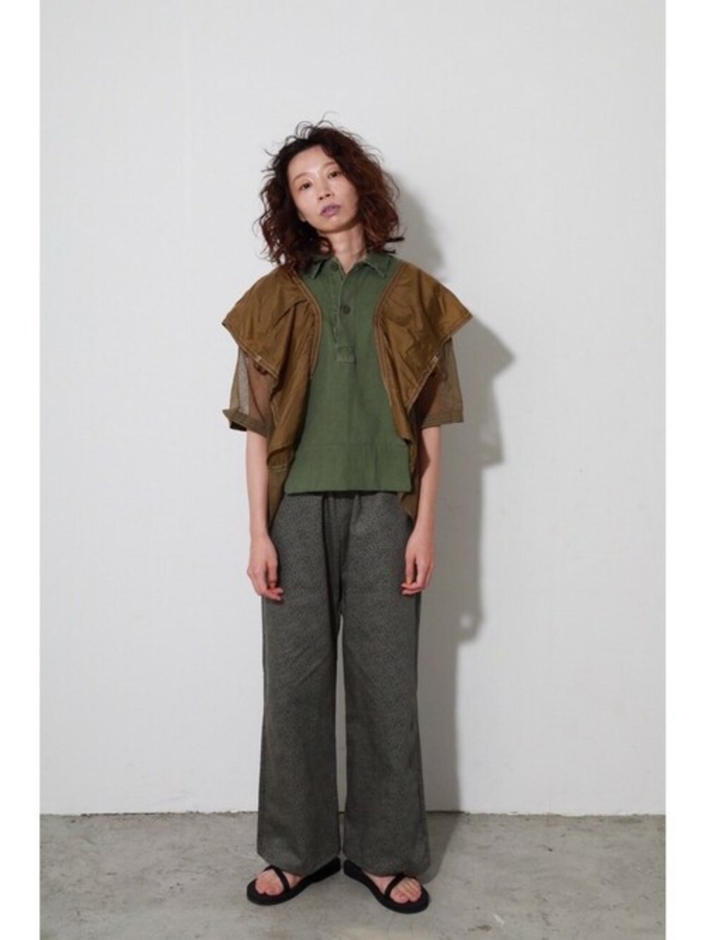 グリーン系のシャツ/ブラウス、グリーン系のチノパンツを着用したレディースの冬コーディネートの1枚目の写真