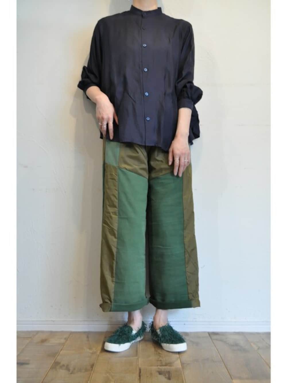 グリーン系のその他パンツ、ブルー系のシャツ/ブラウスを着用したレディースの冬コーディネートの1枚目の写真
