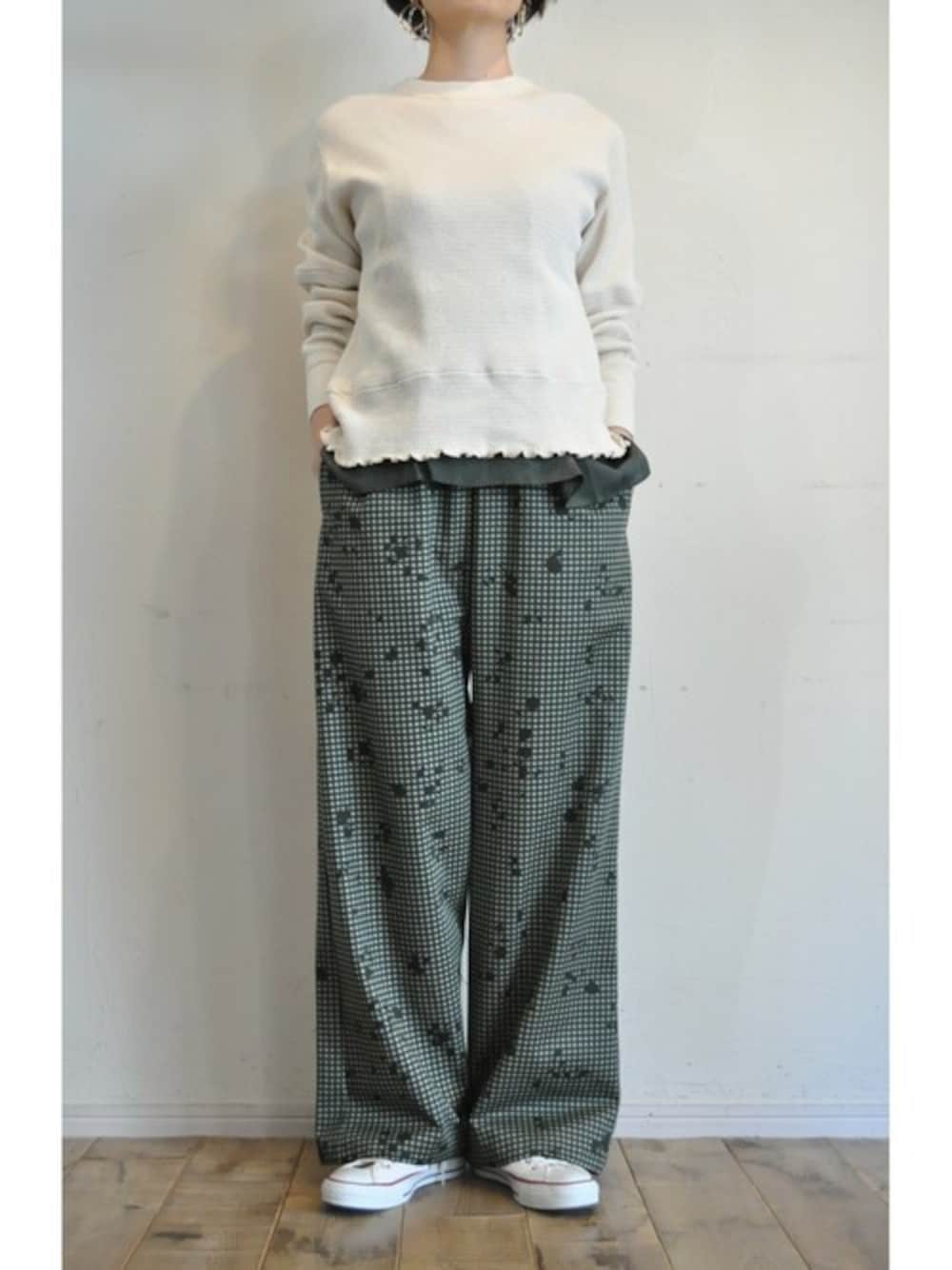 ホワイト系のTシャツ/カットソー、その他のチノパンツを着用したレディースの冬コーディネートの1枚目の写真