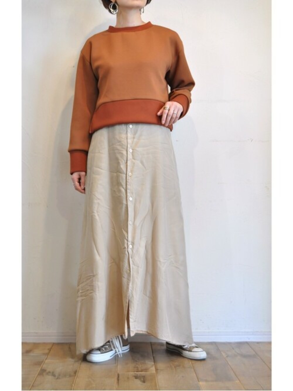 「トレーナー、ブラウン、ロングワンピース、キュプラ、キャミワンピース、hippiness、ダンボールニット」｜「hippinessのサイドジップロングスリーブ（その他トップス、ブラウン系）」を使った、chaosbohemiaさん（レディース・165cm）の春コーディネートの1枚目の写真