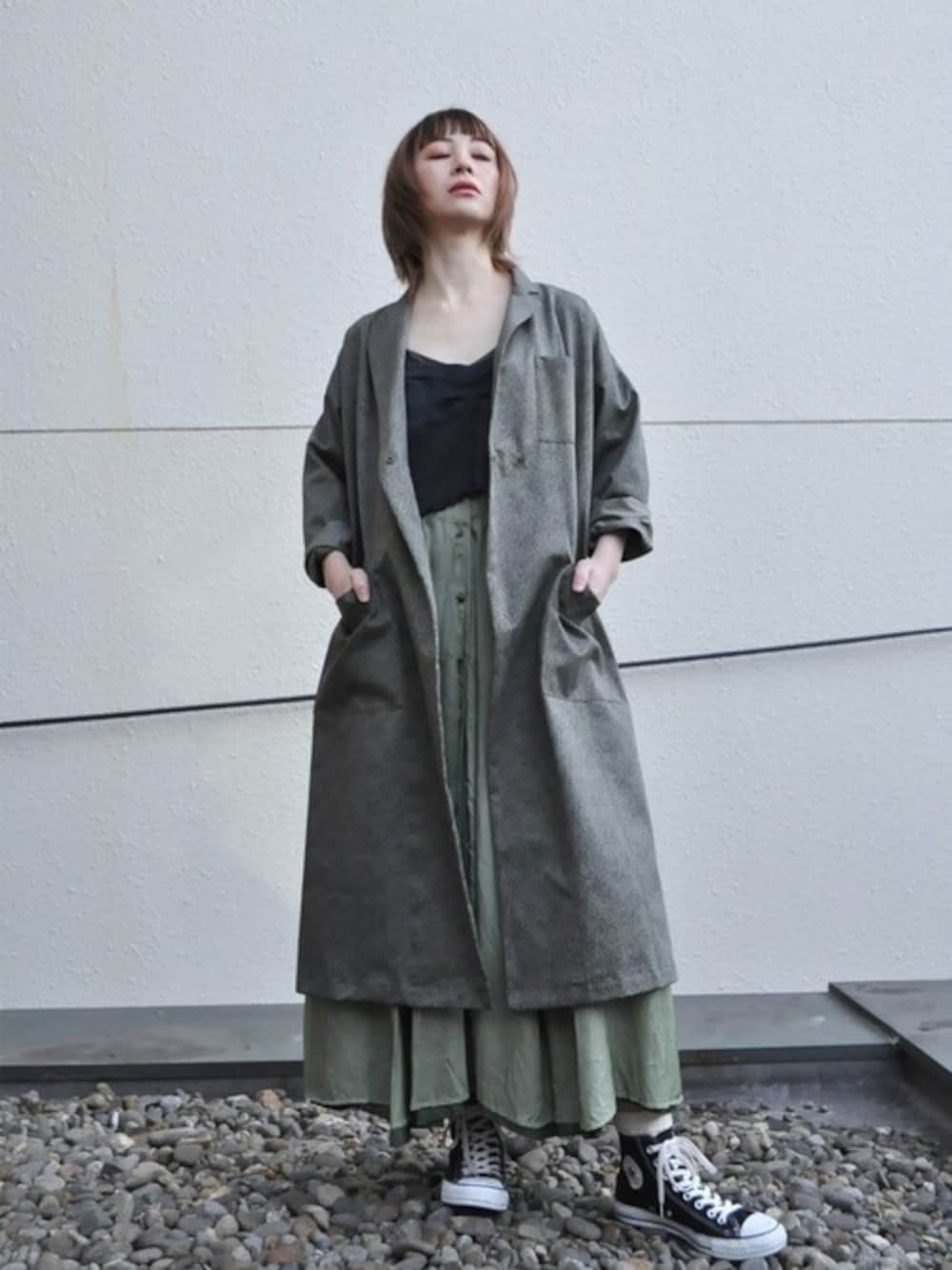 「コート、ビッグシルエット、カモフラージュ、rehersall、ロングコート、コートスタイル、ロングワンピース、キュプラ、hippiness、ヒッピネス」｜「hippinessのキュプラコルセットドレス（ワンピース、グリーン系）」を使った、chaosbohemiaさん（レディース・165cm）の春コーディネートの1枚目の写真