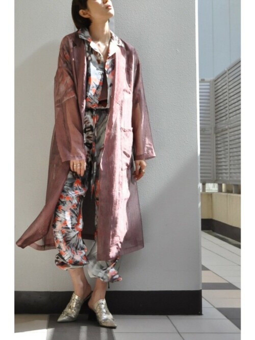 ピンク系のシャツ/ブラウス、ピンク系のその他パンツ、ブラウン系のその他アウターを着用したレディースの春コーディネートの1枚目の写真