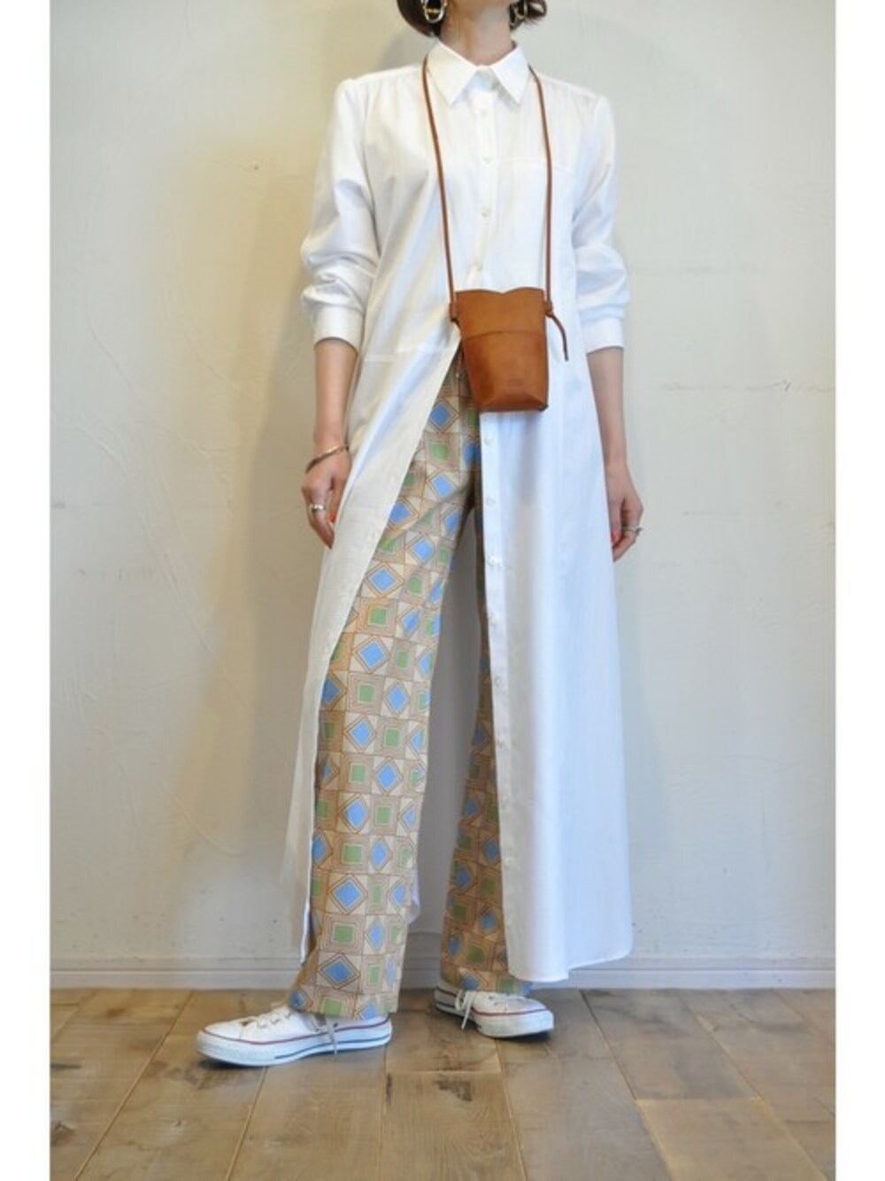 「柄パンツ、シャツワンピース、saranam、ロングワンピース、ジオメトリック、hippiness、シロスニーカー、レザーポーチ、thomasmagpie」｜「hippinessのドビーシャツワンピース（シャツワンピース、ホワイト系）」を使った、chaosbohemiaさん（レディース・165cm）の春コーディネートの1枚目の写真