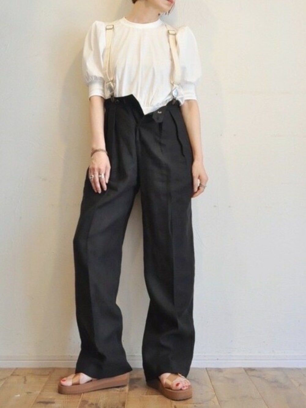 「サスペンダー、ワイドパンツ、厚底サンダル、リネンパンツ、スポーツサンダル、パフスリーブ、パワーショルダー、スポサン、M53、thomasmagpie」｜「--のワイドパンツ（その他パンツ、ブラック系）」を使った、chaosbohemiaさん（レディース・165cm）の春コーディネートの1枚目の写真