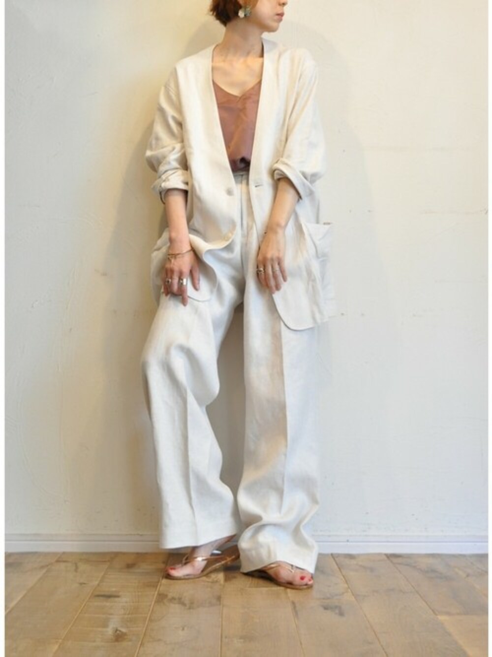 ホワイト系のノーカラージャケット、ホワイト系のその他パンツを着用したレディースの夏コーディネートの1枚目の写真