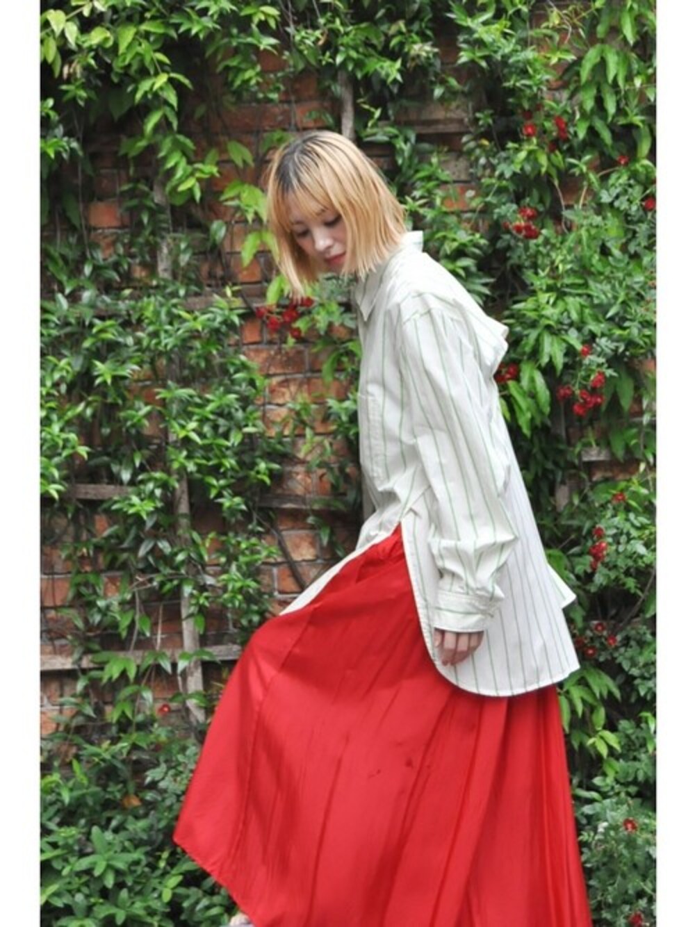 イエロー系のシャツ/ブラウス、レッド系のその他パンツを着用したレディースの夏コーディネートの1枚目の写真