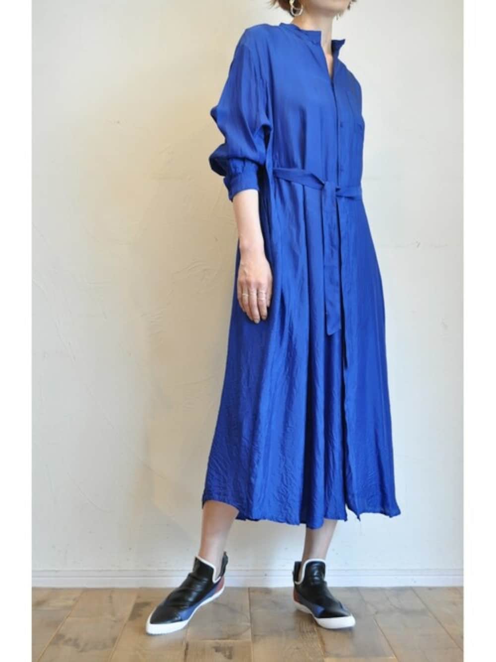 シャツワンピースを使った「ロイヤルブルー」の人気ファッション