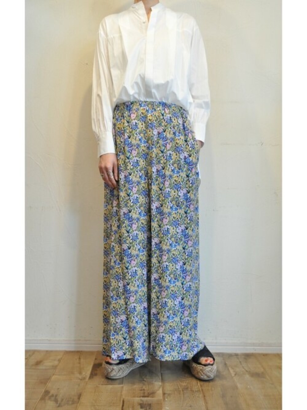 ブルー系のその他パンツ、ホワイト系のシャツ/ブラウスを着用したレディースの夏コーディネートの1枚目の写真