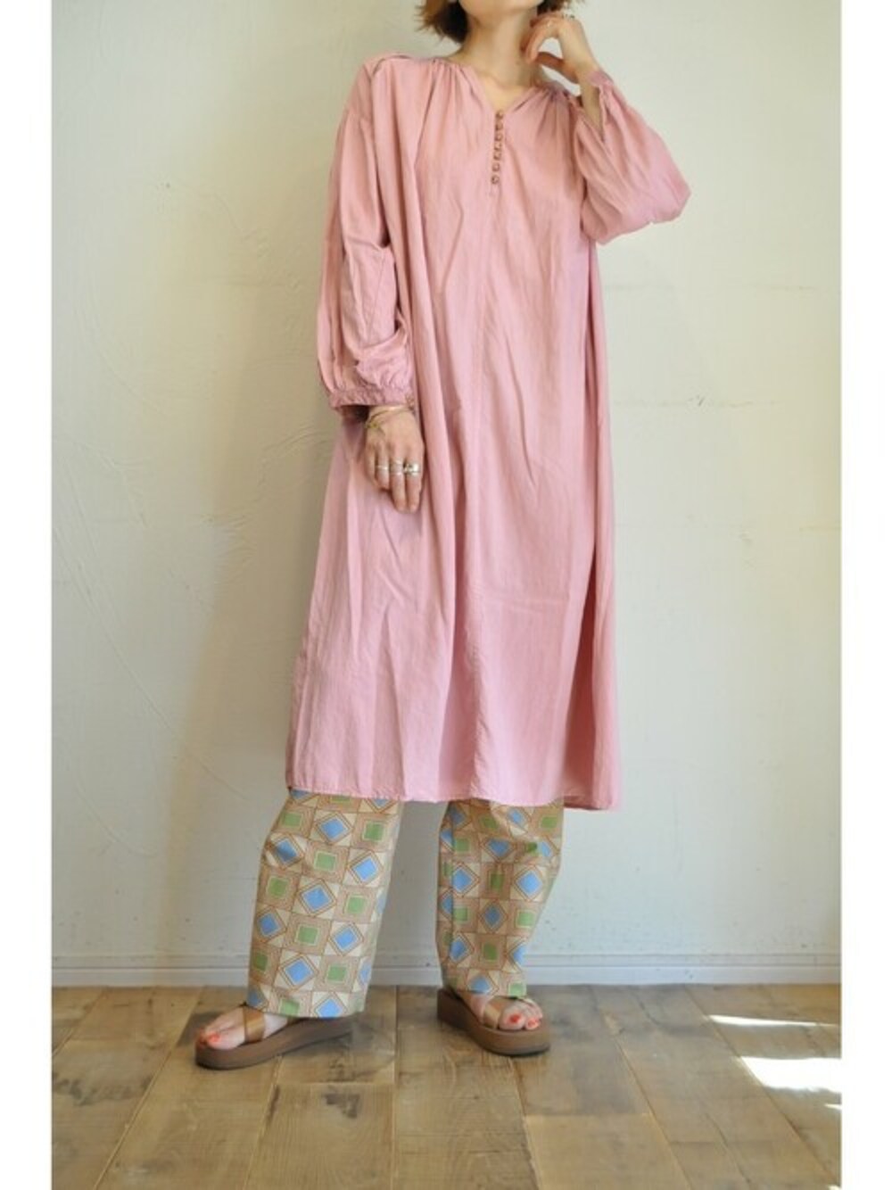 ベージュ系のその他パンツ、レッド系のワンピースを着用したレディースの夏コーディネートの1枚目の写真