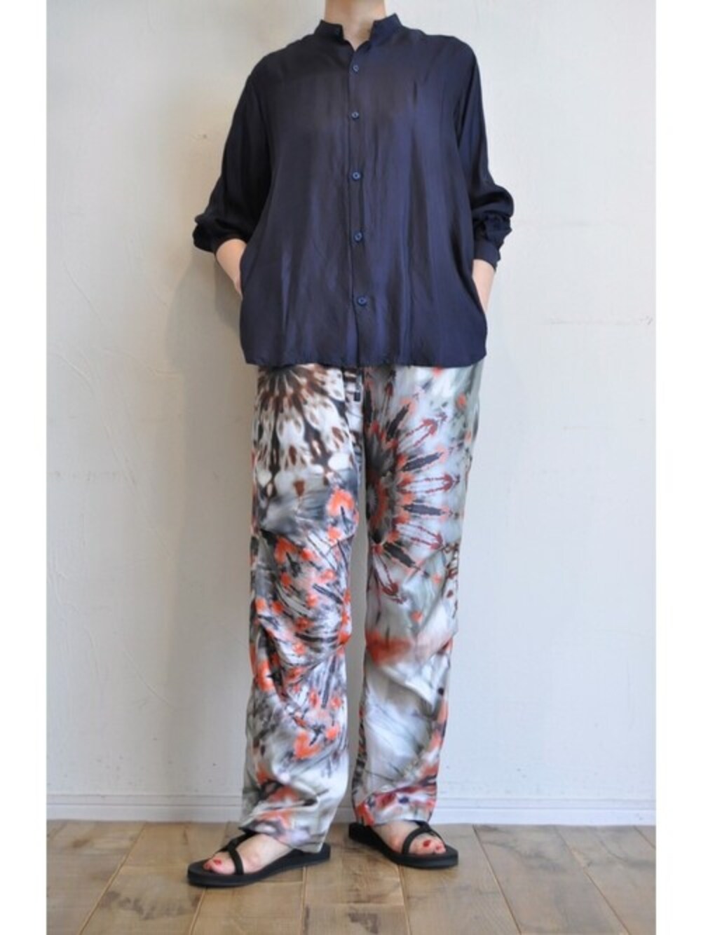 ピンク系のその他パンツ、ブラック系のシャツ/ブラウスを着用したレディースの夏コーディネートの1枚目の写真