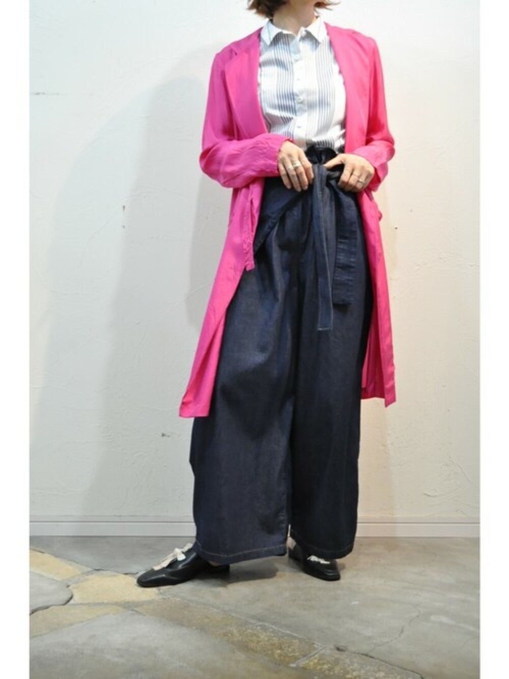 ホワイト系のシャツ/ブラウス、ブルー系のその他パンツ、ピンク系のその他アウターを着用したレディースの夏コーディネートの1枚目の写真