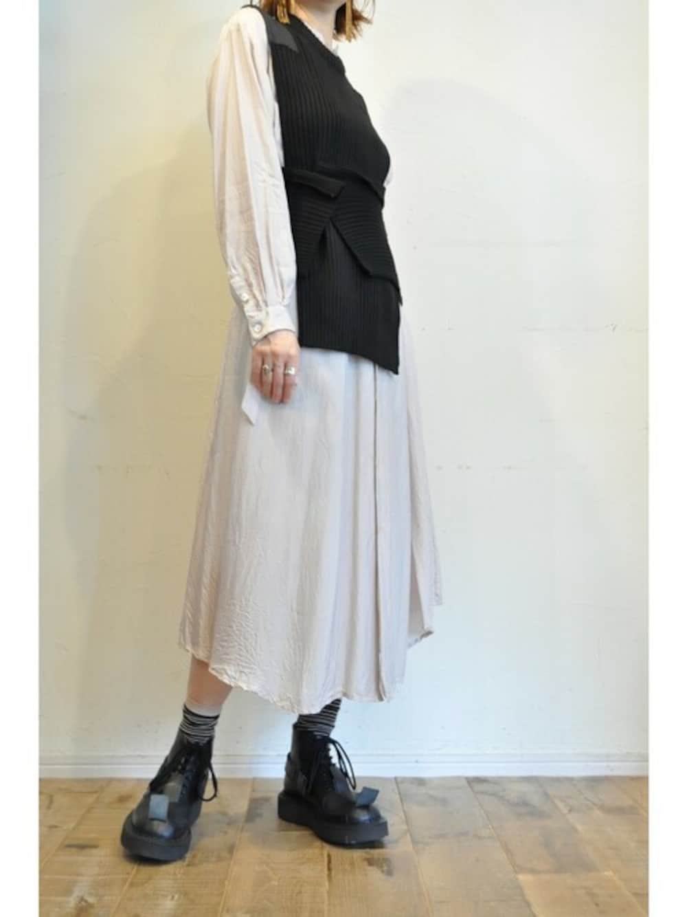 ベージュ系のシャツワンピース、ブラック系のベストを着用したレディースの秋コーディネートの1枚目の写真