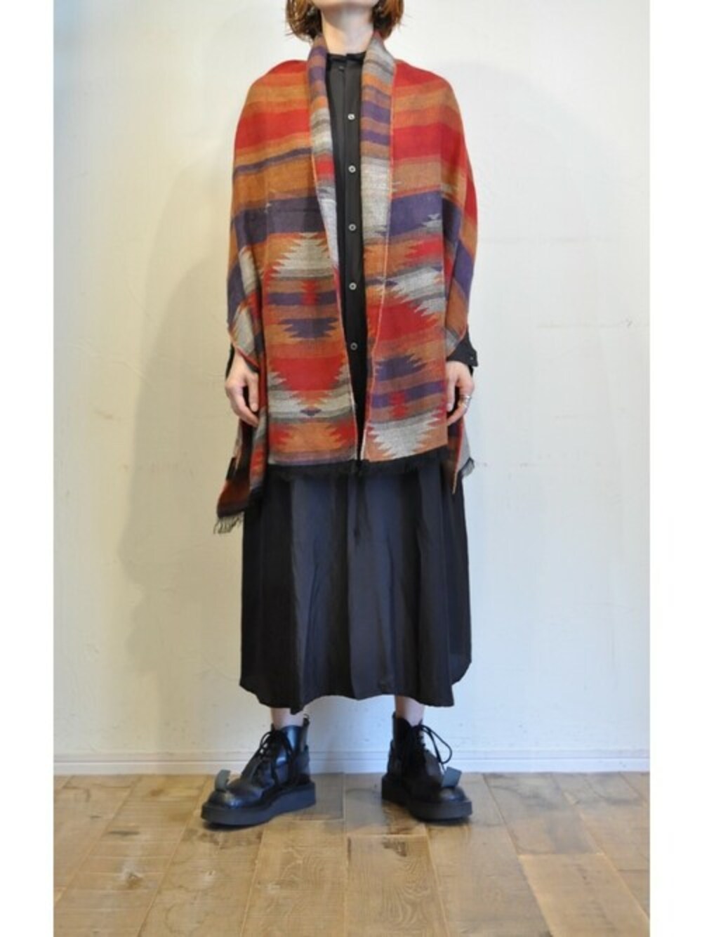 ブラック系のシャツワンピース、レッド系のマフラーを着用したレディースの秋コーディネートの1枚目の写真