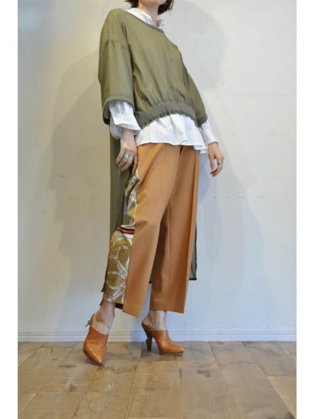 グリーン系のシャツ/ブラウス、ホワイト系のシャツ/ブラウス、イエロー系のその他パンツを着用したレディースの秋コーディネートの1枚目の写真