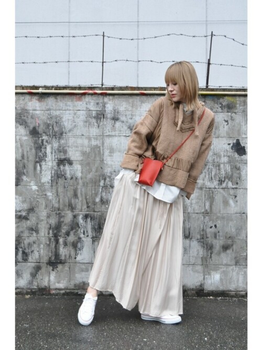 ブラウン系のパーカー、ベージュ系のその他パンツ、ホワイト系のシャツ/ブラウスを着用したレディースの秋コーディネートの1枚目の写真