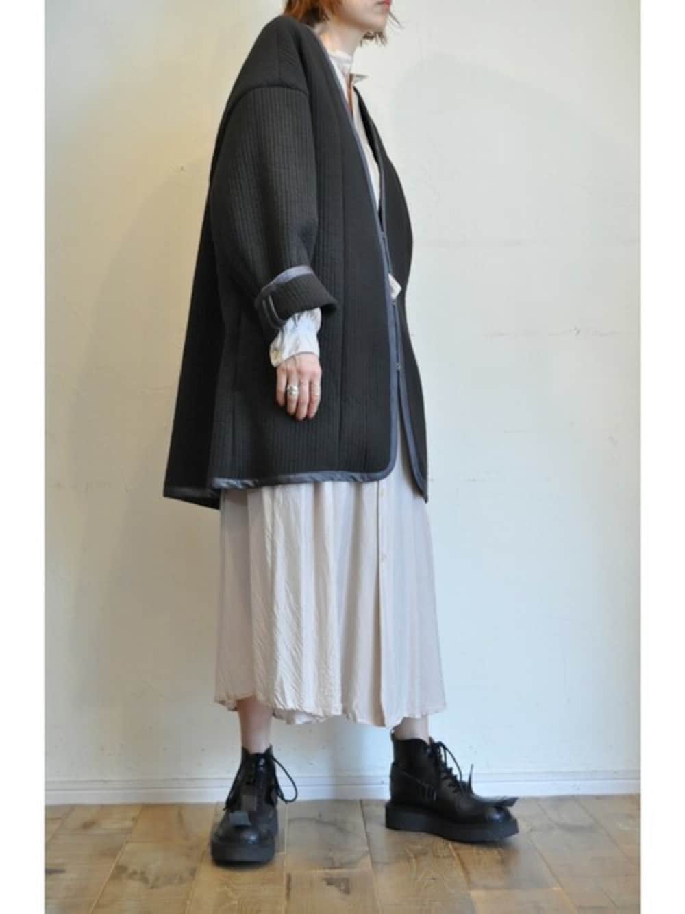 「ワンピース、ビッグシルエット、シャツワンピース、rehersall、ショートコート、ノーカラージャケット、hippiness、秋コーデ、キュプラワンピース」｜「RehersalLのイブルジャケット（ノーカラージャケット、ブラック系）」を使った、chaosbohemiaさん（レディース・165cm）の秋コーディネートの1枚目の写真