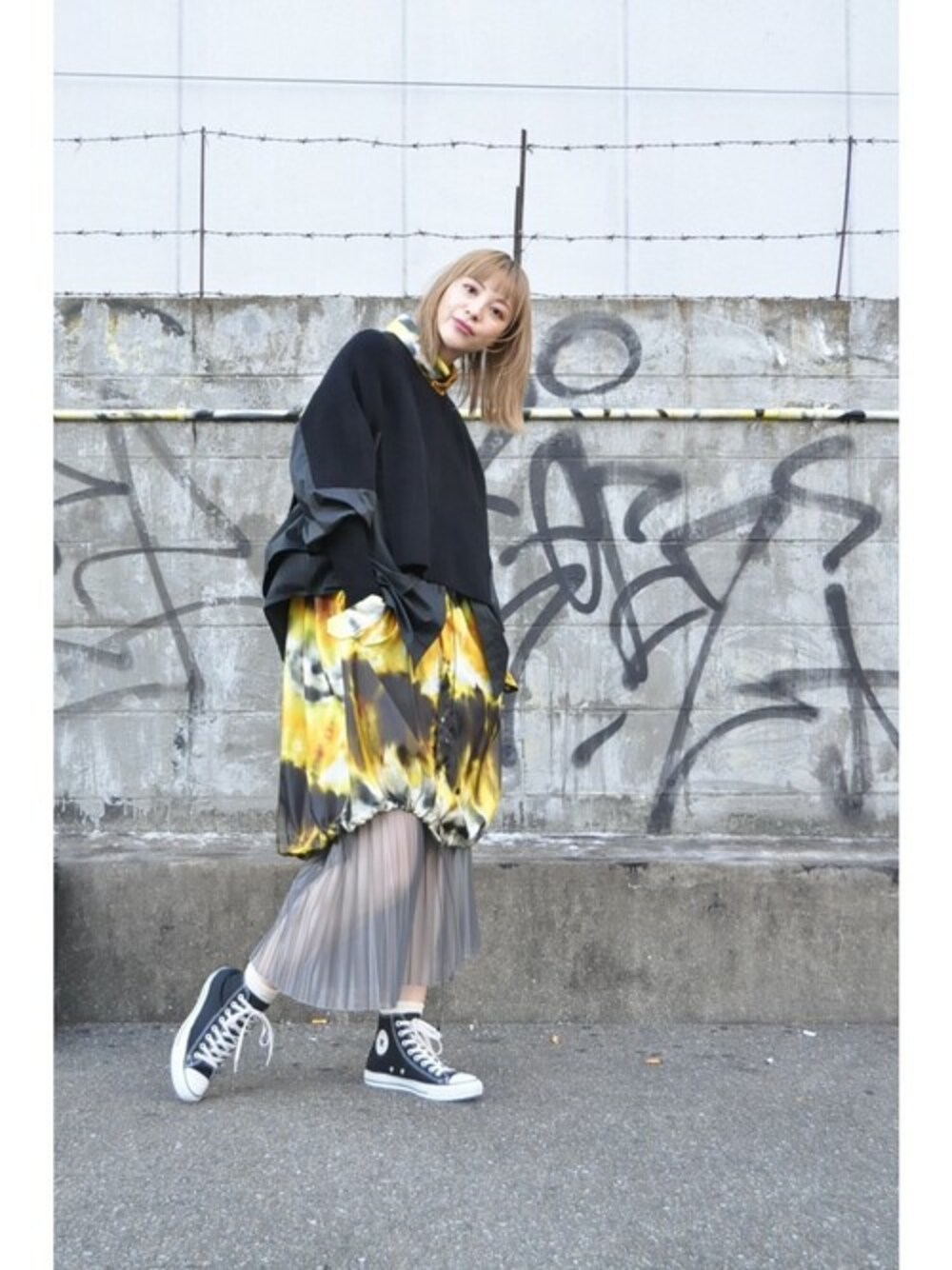 「コンバース、重ね着、タイダイ柄、レイヤードスタイル、休日スタイル、プリーツスカート、hippiness、ヒッピネス、カピス、capis」｜「--のオーバーラップニットシャツ（ニット/セーター、ブラック系）」を使った、chaosbohemiaさん（レディース・165cm）の秋コーディネートの1枚目の写真