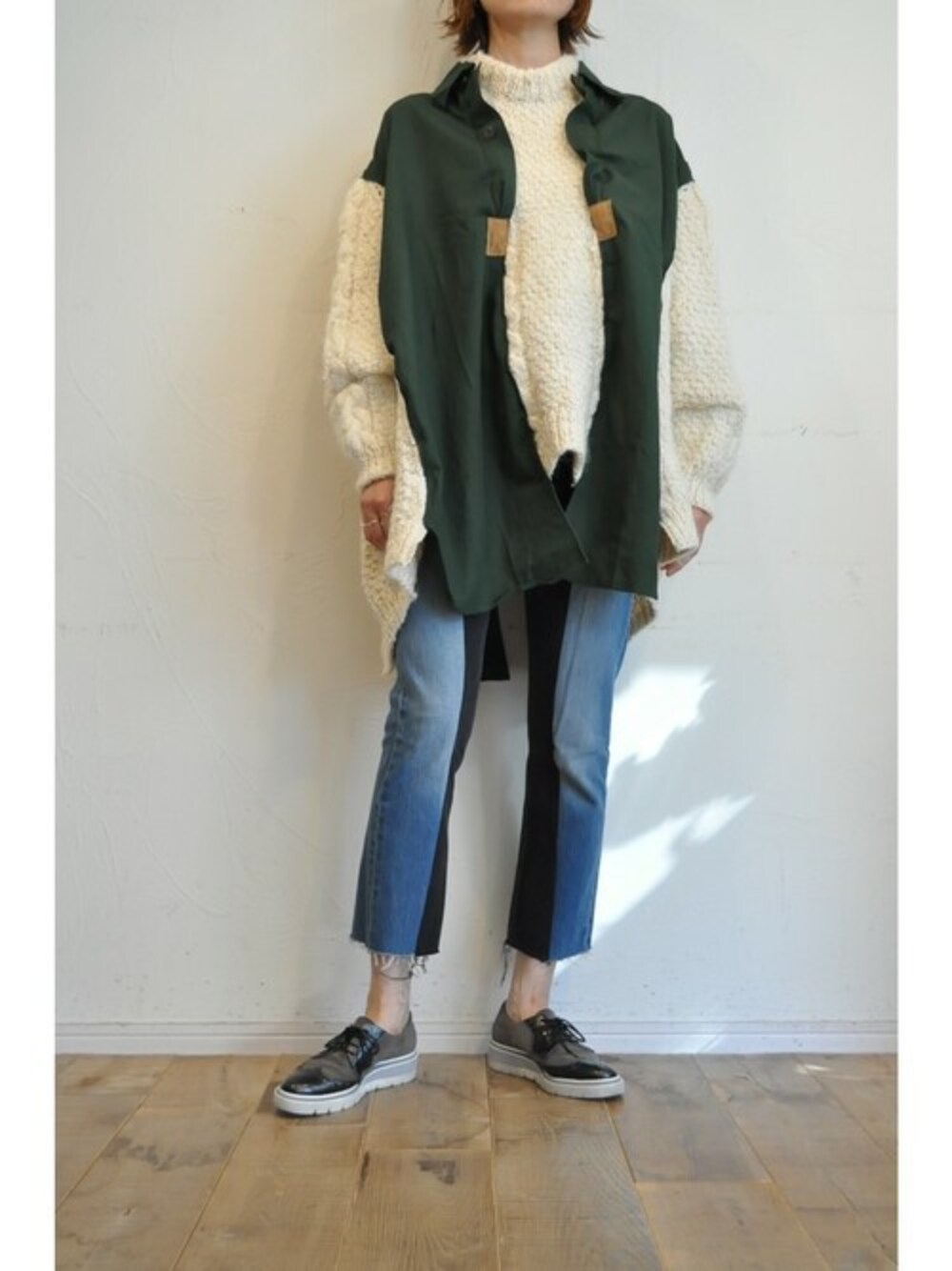 ホワイト系のニット/セーターを着用したレディースの秋コーディネートの1枚目の写真