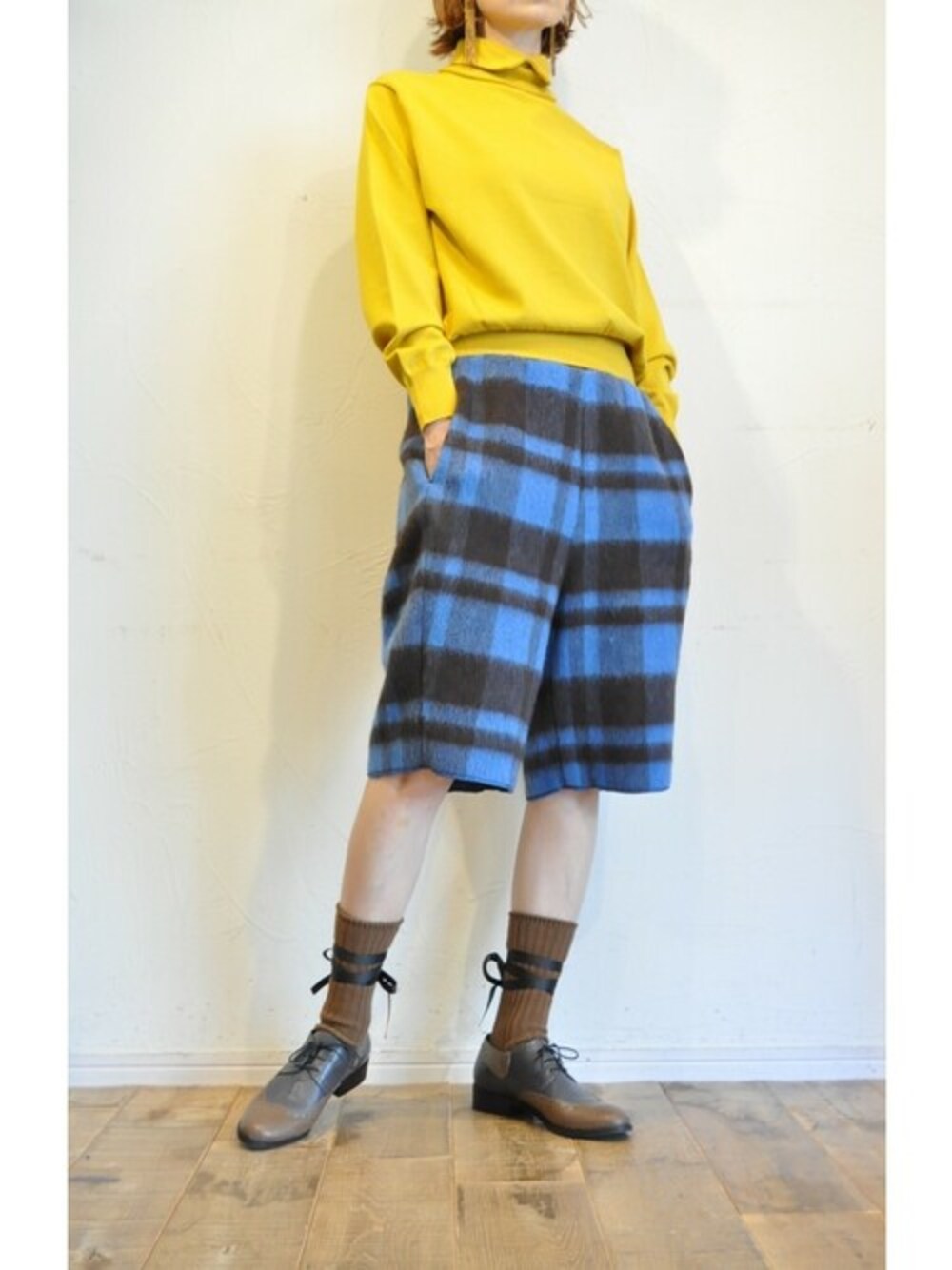 「チェック、ショートパンツ、靴下、レースアップシューズ、シャギー、チェックパンツ、ソックス、FAKUI、thomasmagpie、capis」｜「Thomas magpieのダブルカラーニット（ニット/セーター、イエロー系）」を使った、chaosbohemiaさん（レディース・165cm）の秋コーディネートの1枚目の写真