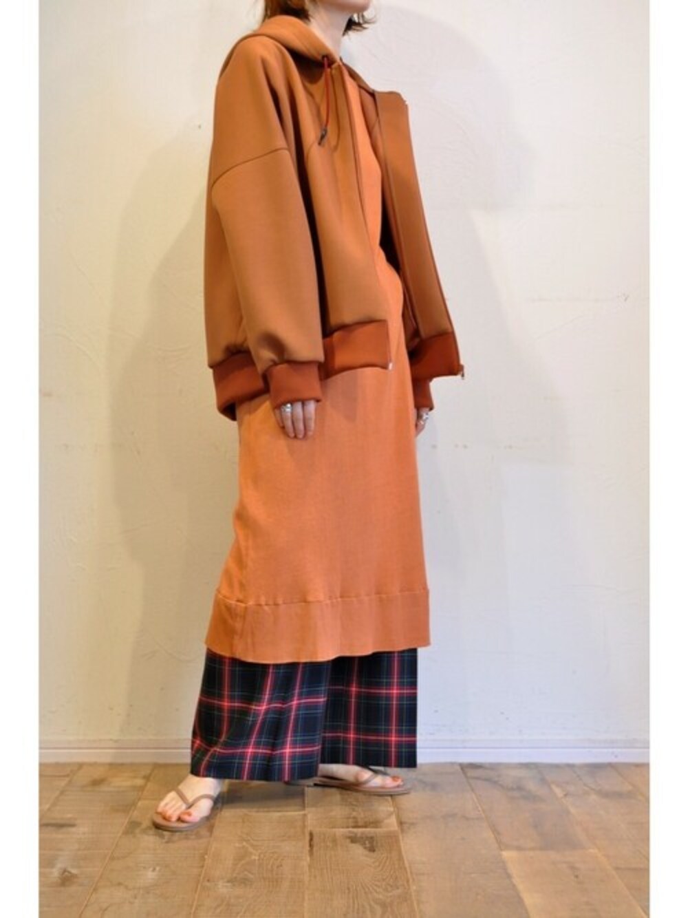 「重ね着、パーカー、レイヤードスタイル、rehersall、オレンジ、チェックパンツ、リハーズオール、パーカーコーデ、hippiness、ヒッピネス」｜「hippinessのカッティングパーカー（パーカー、ブラウン系）」を使った、chaosbohemiaさん（レディース・165cm）の秋コーディネートの1枚目の写真