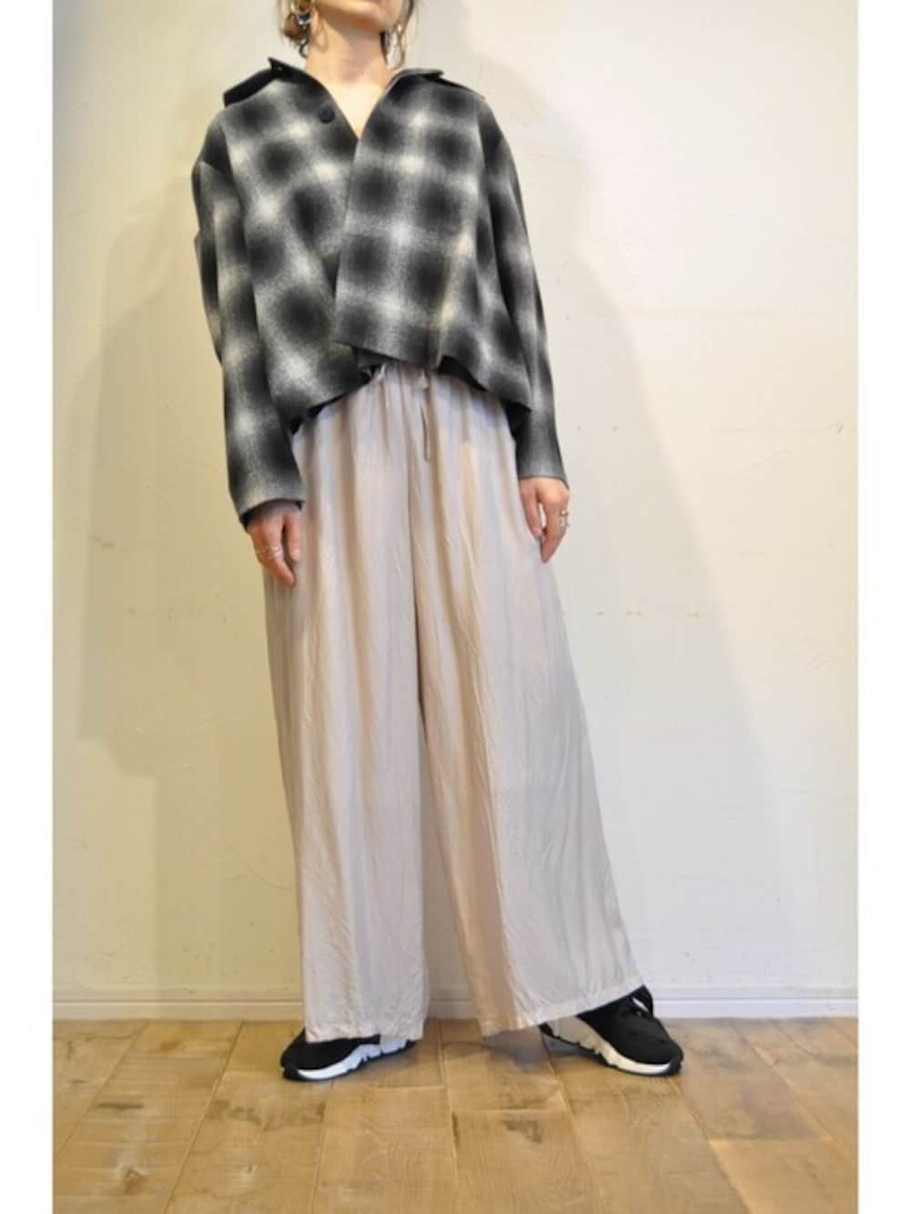 ベージュ系のその他パンツ、ブラック系のその他アウターを着用したレディースの冬コーディネートの1枚目の写真
