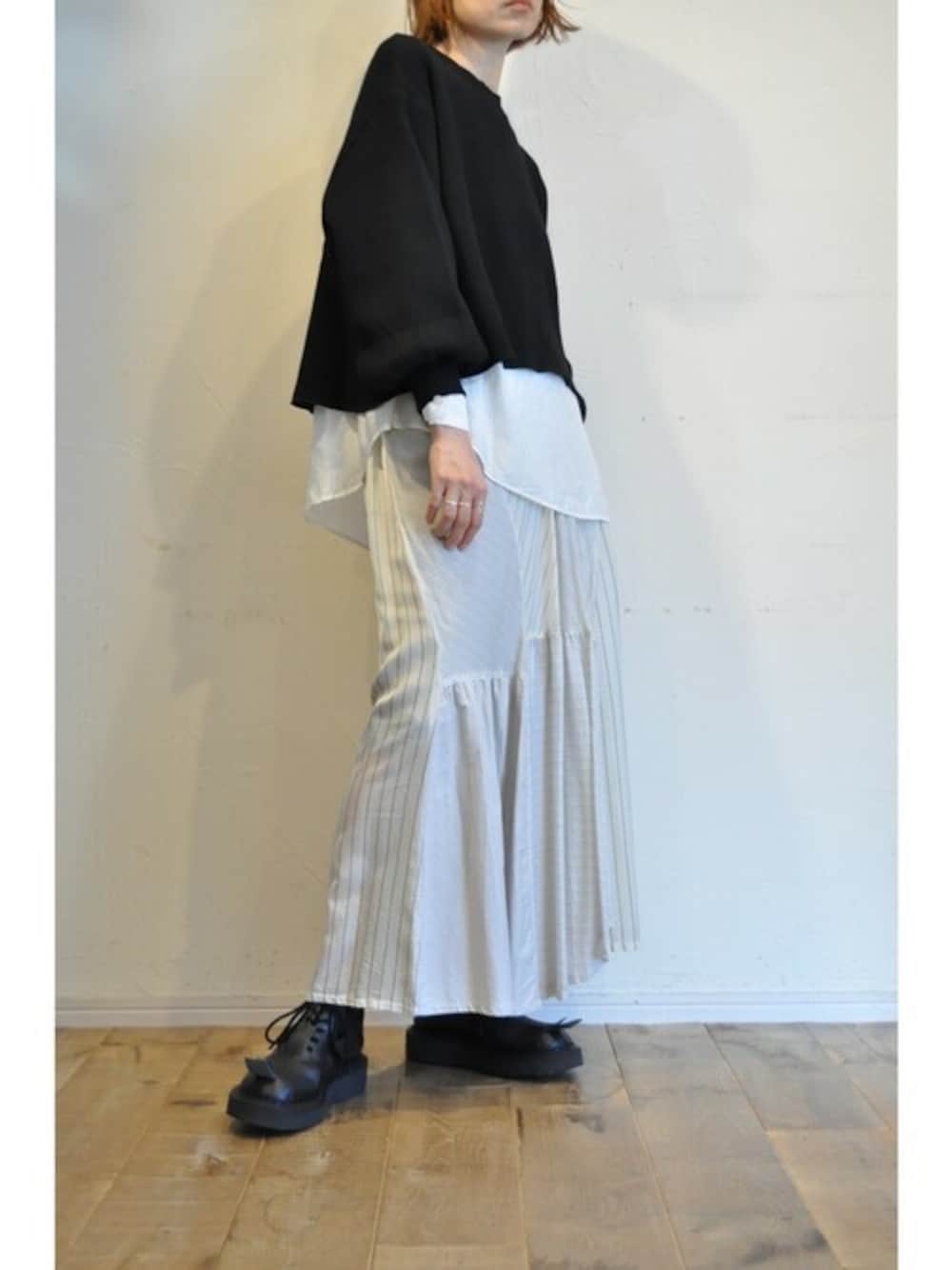 ホワイト系のスカート、ブラック系のTシャツ/カットソー、ホワイト系のシャツ/ブラウスを着用したレディースの冬コーディネートの1枚目の写真
