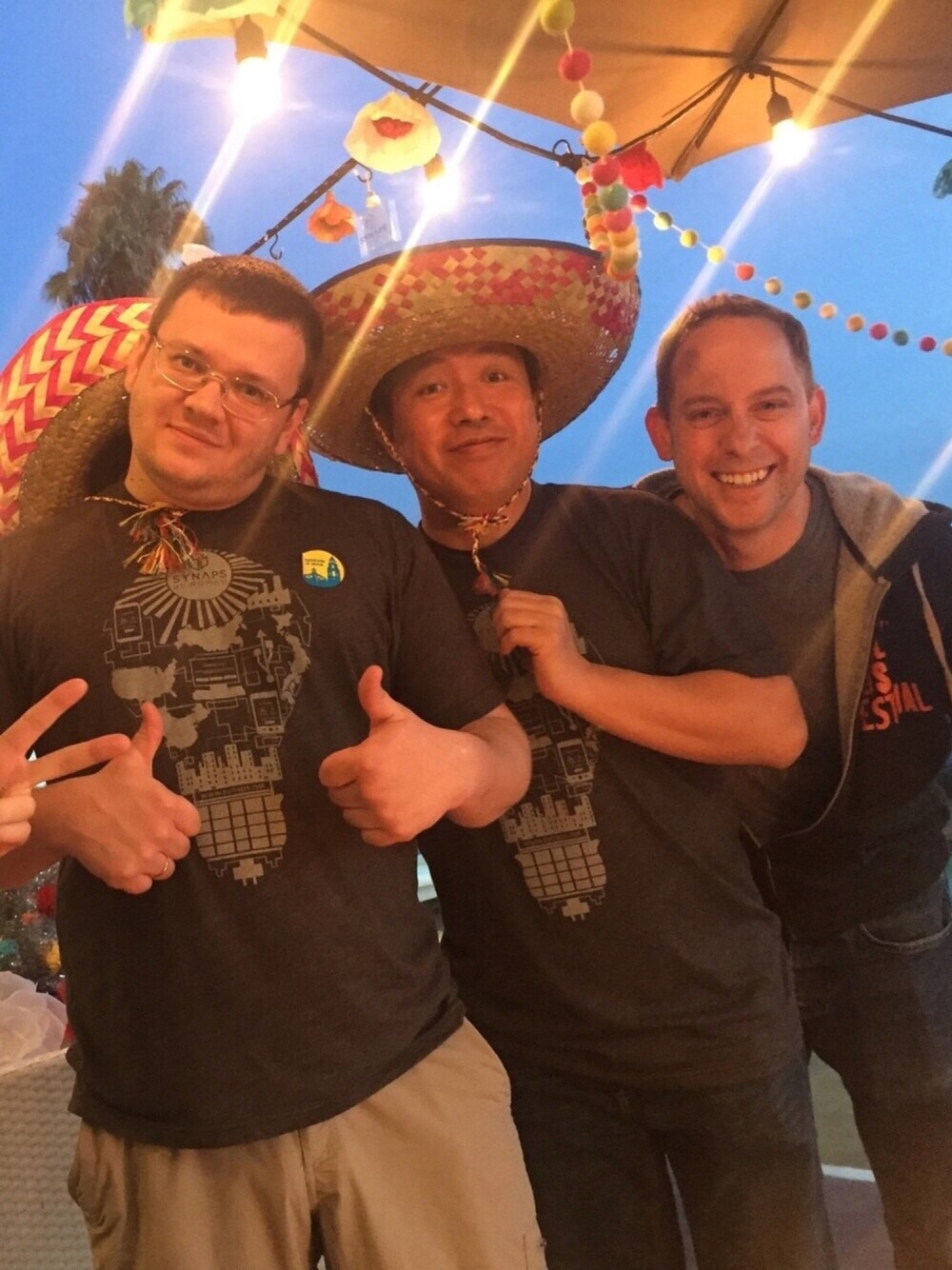 「lajolla、SANDIEGO、nomadlabs、wickedlycool、christmasfiesta」｜「nomadlabsのアイテム（Tシャツ/カットソー、グレー系）」を使った、SYNAPS.NETさん（メンズ・175cm）の冬コーディネートの1枚目の写真