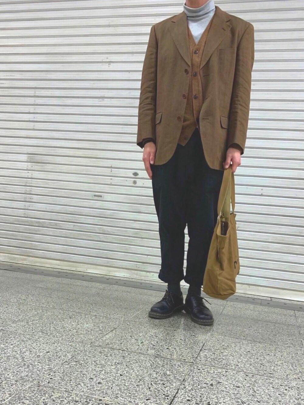 「ブラウンコーデ、MHL.、UNIQLO」｜「UNIQLOのアイテム（カーディガン/ボレロ、グリーン系）」を使った、あ   す   かさん（メンズ・171cm）の冬コーディネートの1枚目の写真
