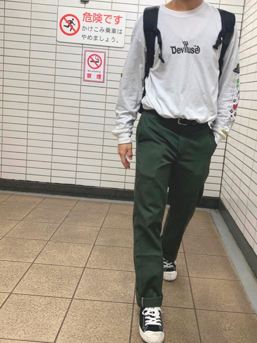 「Deviluse、Dickies、無印良品」｜「Deviluseのアイテム（Tシャツ/カットソー、ホワイト系）」を使った、あ   す   かさん（メンズ・171cm）の春コーディネートの1枚目の写真