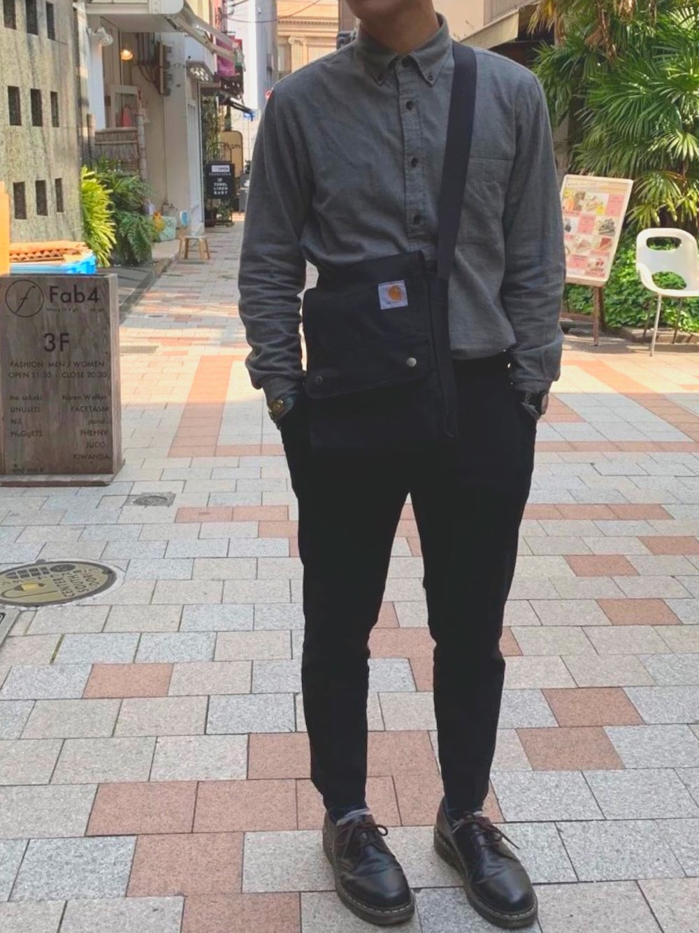 「UNIQLO、Dr.Martens、carhartt」｜「UNIQLOのフランネルシャツ（長袖）（シャツ/ブラウス、グレー系）」を使った、あ   す   かさん（メンズ・171cm）の春コーディネートの1枚目の写真