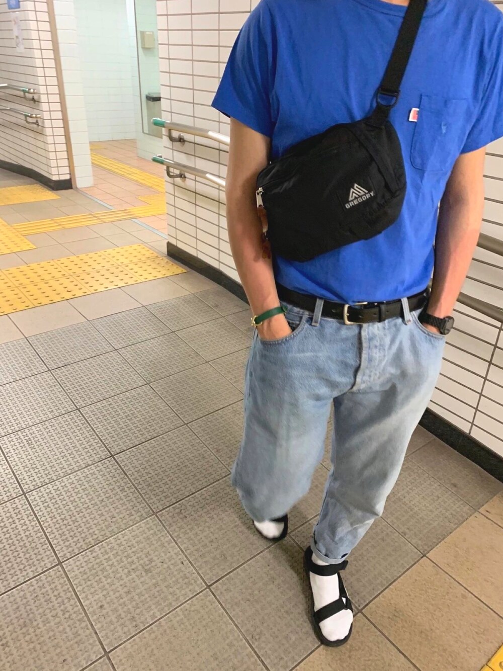 「coen、used、古着、teva」｜「coenのアイテム（Tシャツ/カットソー、ブルー系）」を使った、あ   す   かさん（メンズ・171cm）の春コーディネートの1枚目の写真