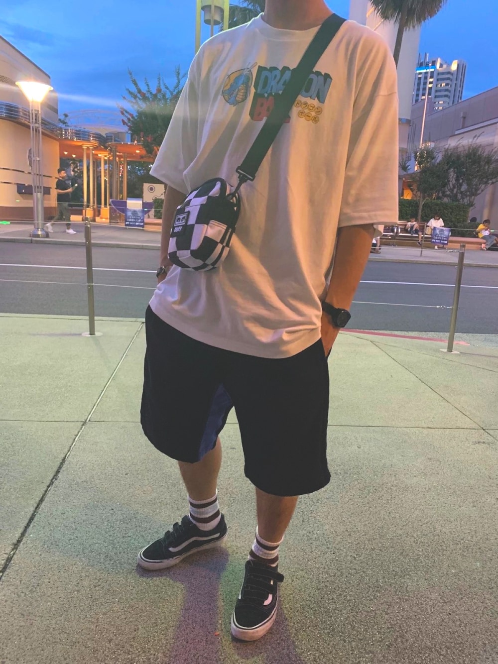 「ドラゴンボール、SENSEOFPLACE、OBEY、stussy、XLARGE®」｜「SENSE OF PLACE by URBAN RESEARCHの別注ドラゴンボール ロゴTシャツ（Tシャツ/カットソー、ホワイト系）」を使った、あ   す   かさん（メンズ・171cm）の夏コーディネートの1枚目の写真