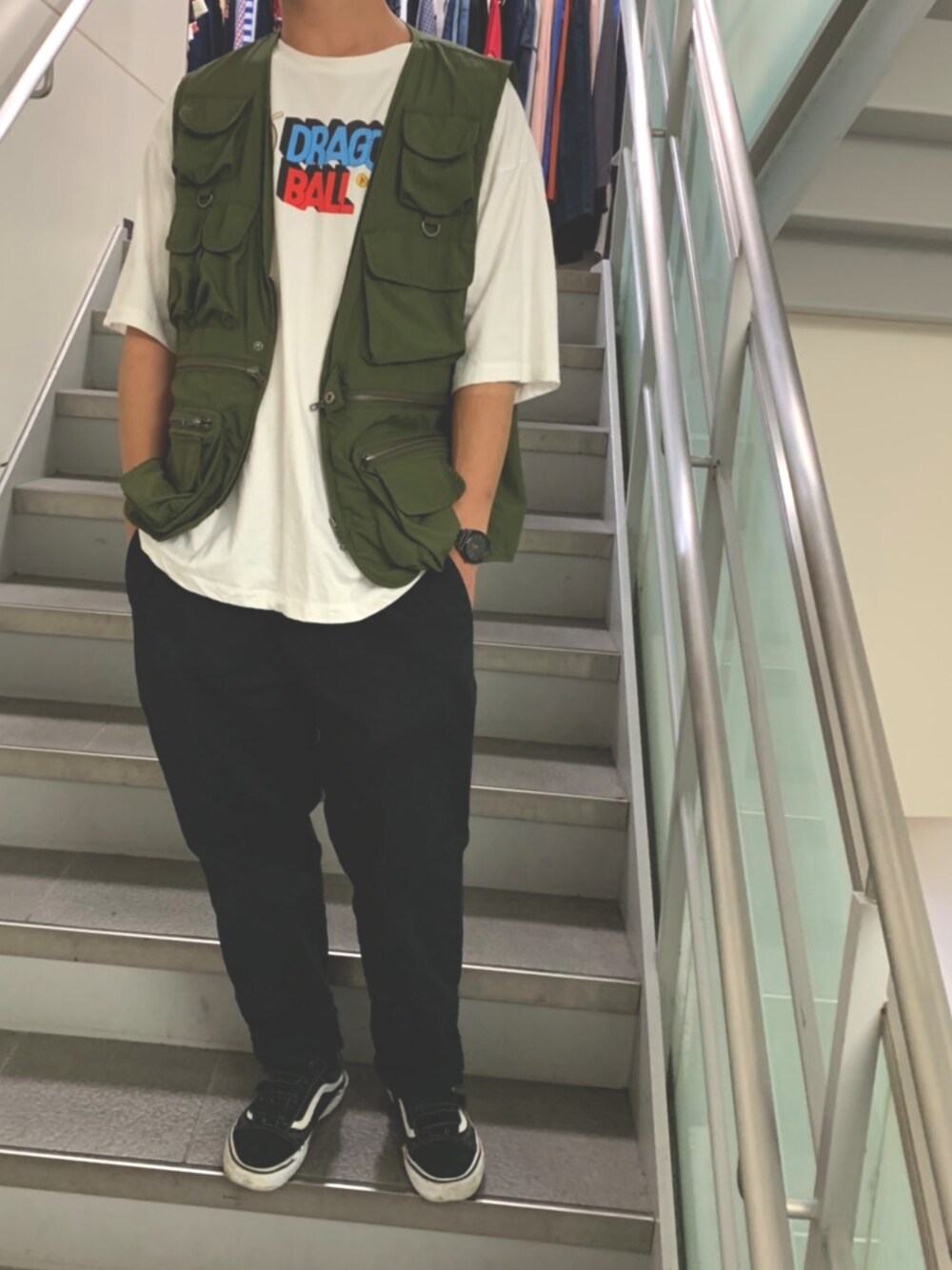 「SENSE OF PLACE by URBAN RESEAR、niko and…、VANS」｜「niko and...のナイロンミリタリーベスト（ベスト、グリーン系）」を使った、あ   す   かさん（メンズ・171cm）の夏コーディネートの1枚目の写真