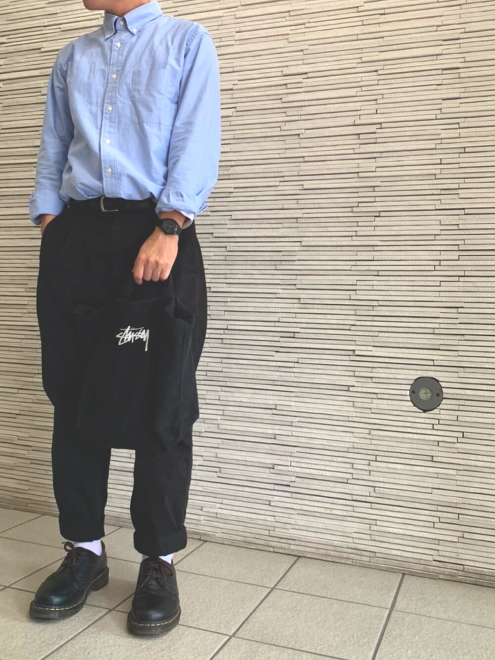 「stussy、Dr.Martens、UNIQLO」｜「UNIQLOのアイテム（シャツ/ブラウス、ブルー系）」を使った、あ   す   かさん（メンズ・173cm）の秋コーディネートの1枚目の写真