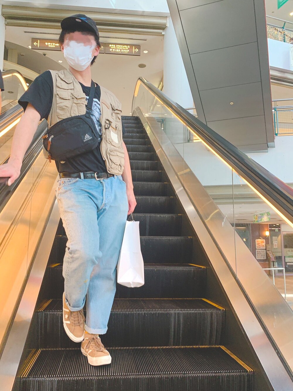 「フィッシングベスト、ジュラシックワールド」｜「USEDのアイテム（ベスト、ベージュ系）」を使った、あ   す   かさん（メンズ・173cm）の夏コーディネートの1枚目の写真