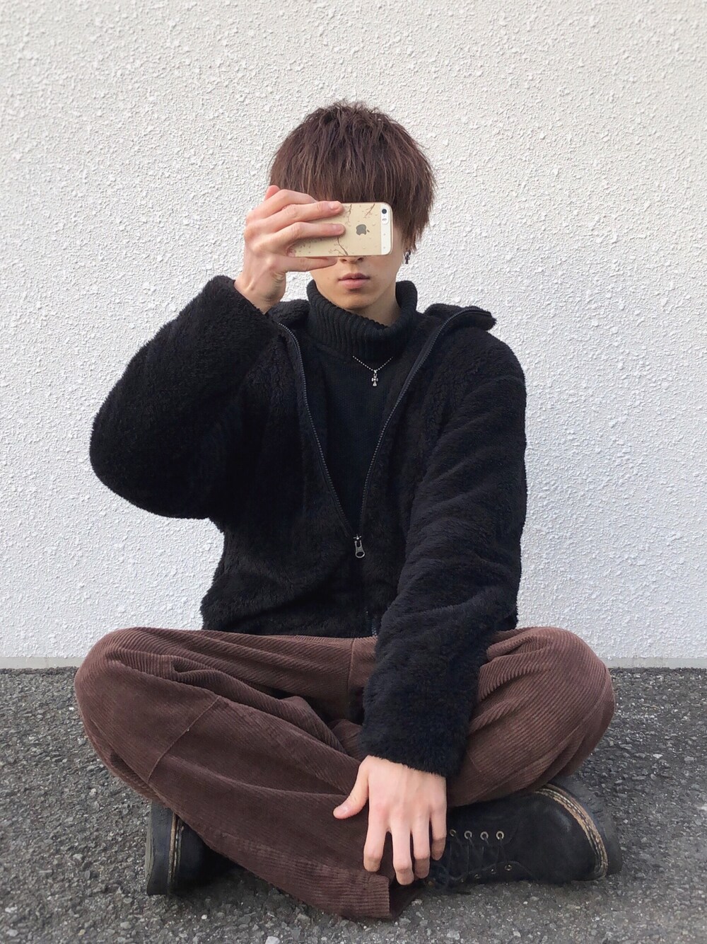 ブラウン系のパンツ、ブラック系のブーツ、ブラック系のニット/セーターを着用したメンズの冬コーディネートの1枚目の写真
