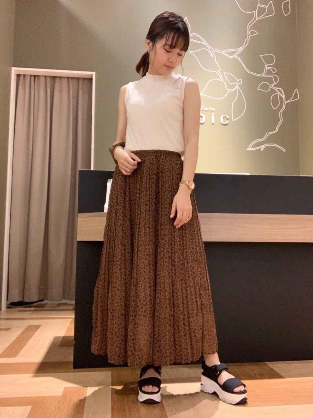 「ノースリーブ、タンクトップ、レオパード、プリーツスカート、スカート、ブラウン、スポーツミックス、おしゃれさんと繋がりたい、大人カジュアル、プチプラコーデ」｜「Green　Parksのアニマル柄プリーツスカート（スカート、ブラウン系）」を使った、marinaさん（レディース・158cm）の夏コーディネートの1枚目の写真